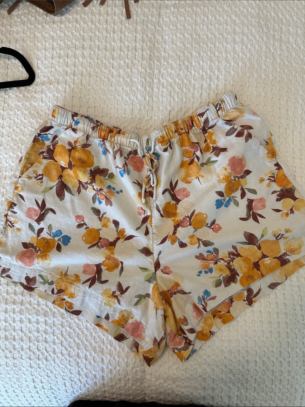 Abercrombie linen Floral Tie-Waist Women’s Shorts in Cream and Yellow